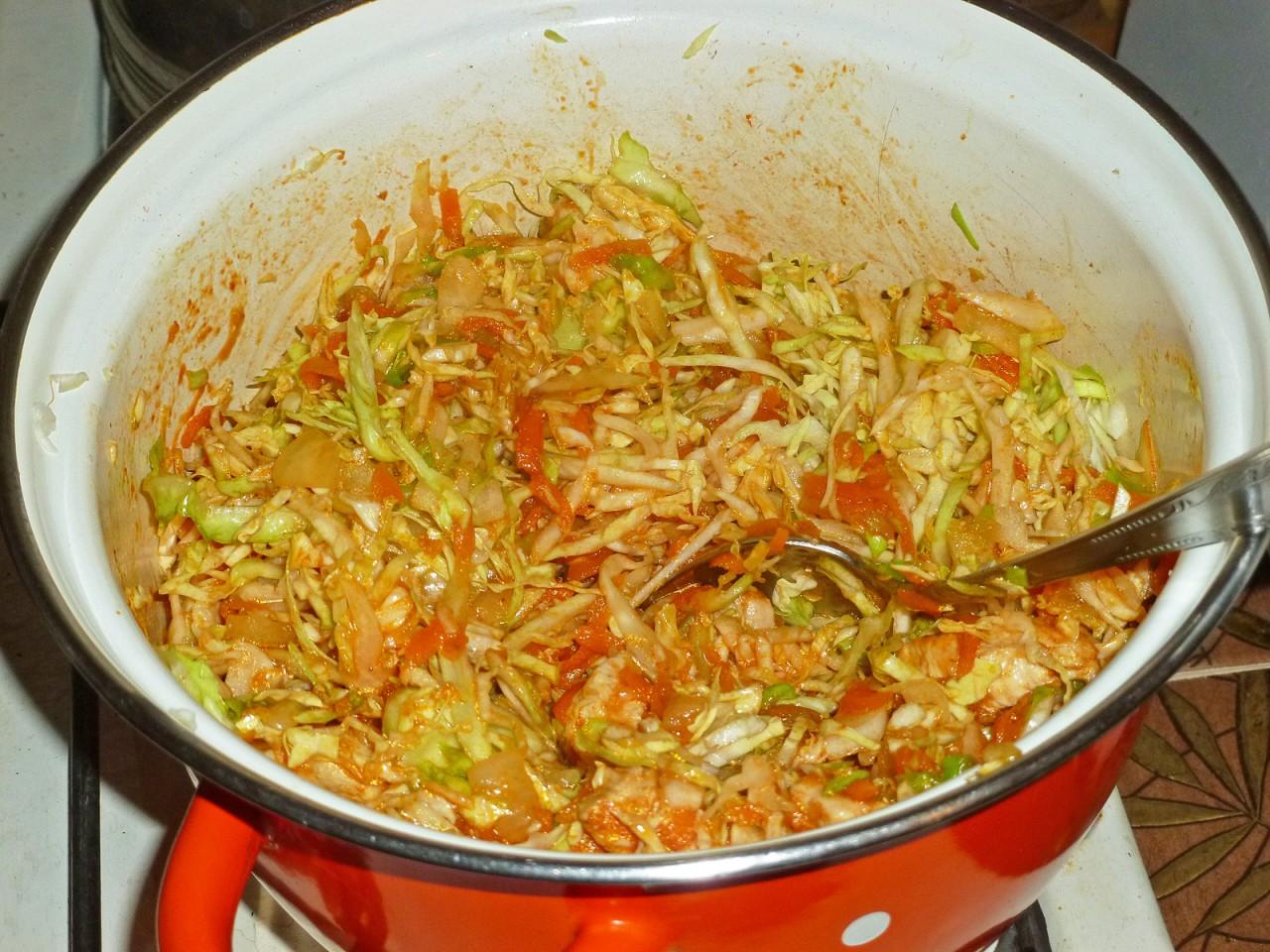 Шаг 11 приготовления Тушеная капуста с курицей и морковью в кастрюле