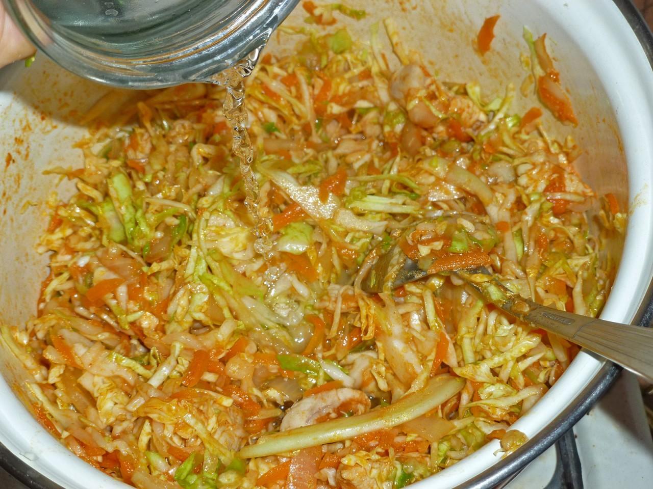 Шаг 12 приготовления Тушеная капуста с курицей и морковью в кастрюле