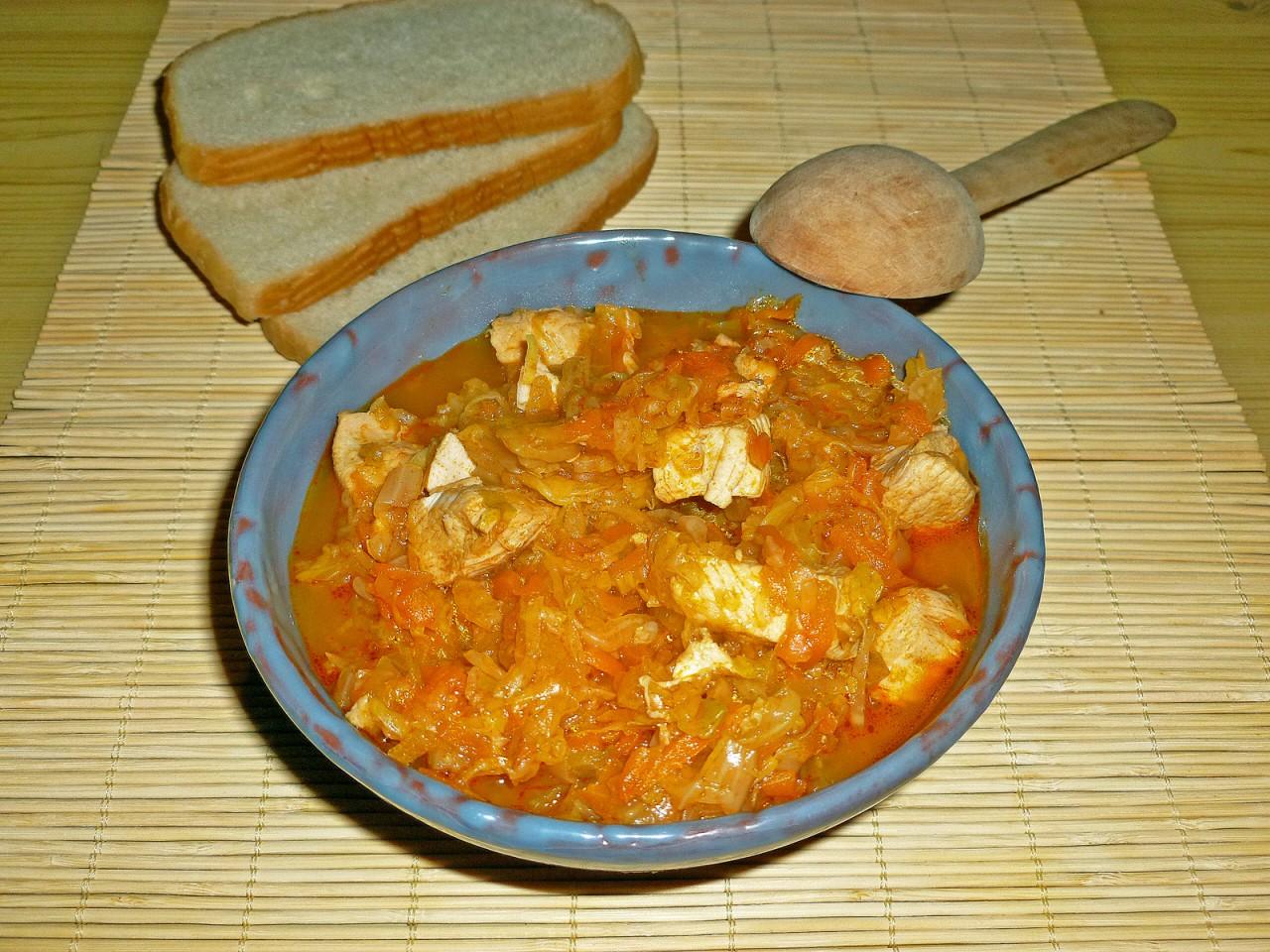 Шаг 14 приготовления Тушеная капуста с курицей и морковью в кастрюле