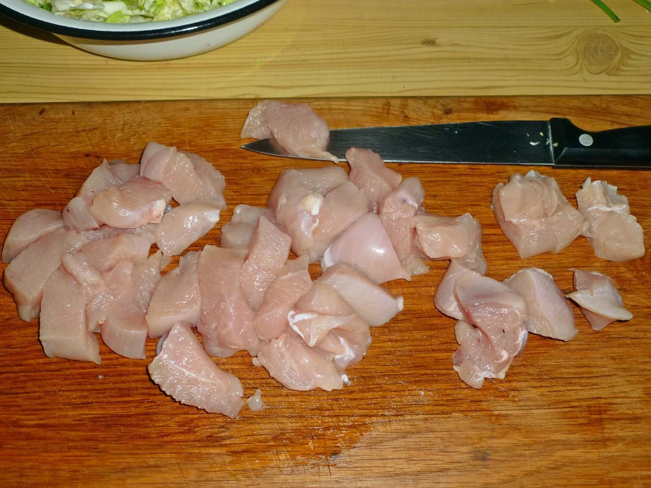 Шаг 2 приготовления Тушеная капуста с курицей и морковью в кастрюле