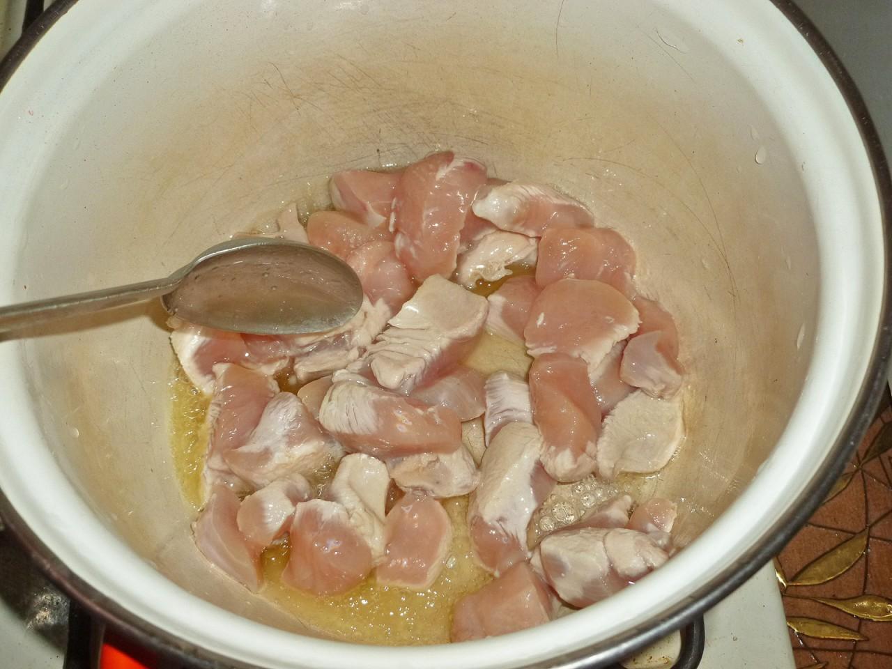 Шаг 3 приготовления Тушеная капуста с курицей и морковью в кастрюле
