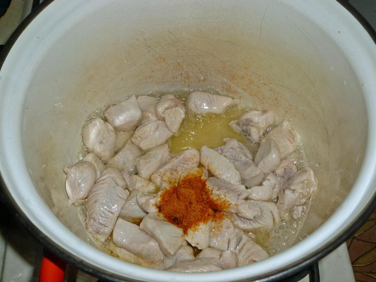 Шаг 4 приготовления Тушеная капуста с курицей и морковью в кастрюле