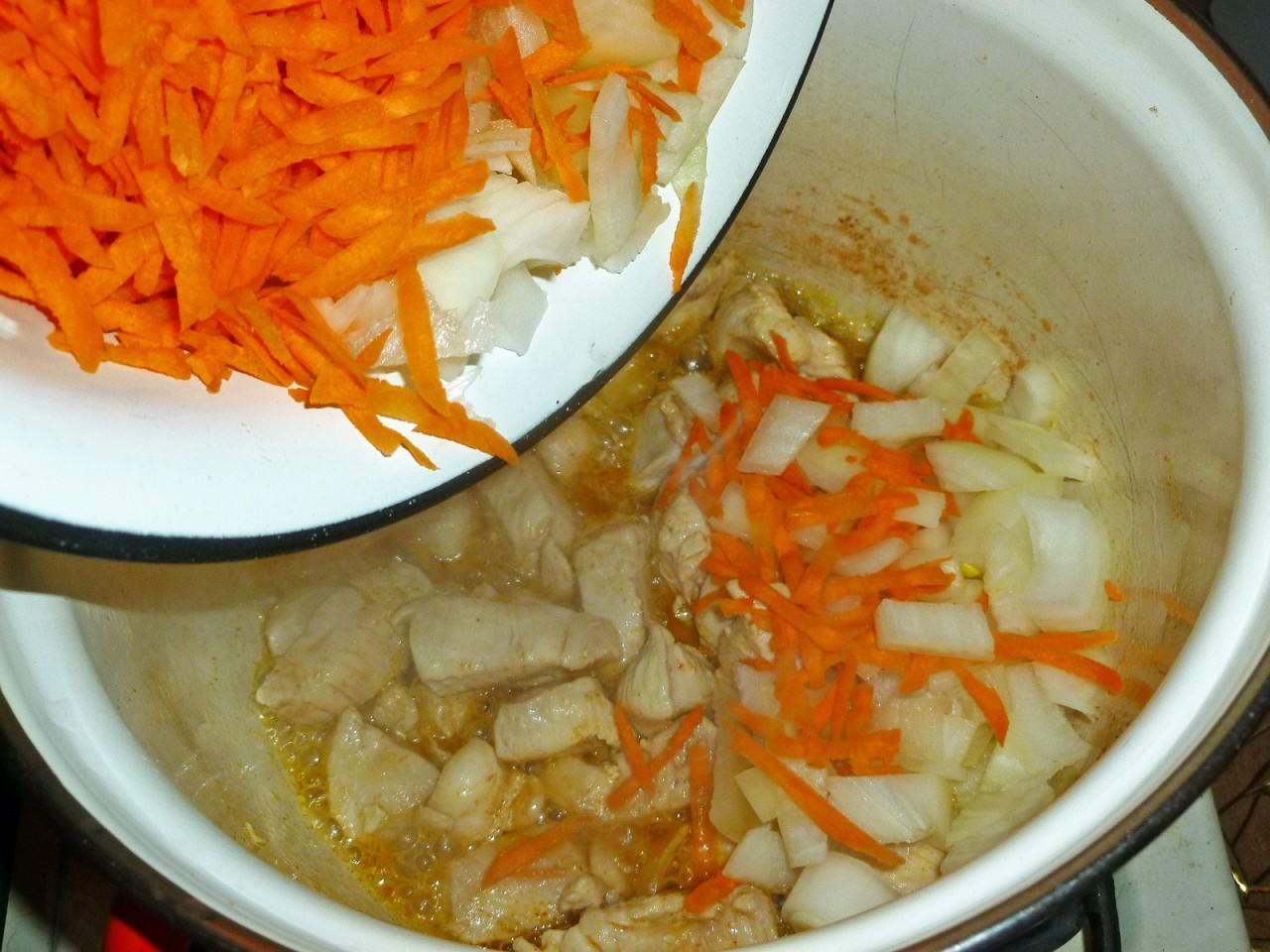 Шаг 6 приготовления Тушеная капуста с курицей и морковью в кастрюле