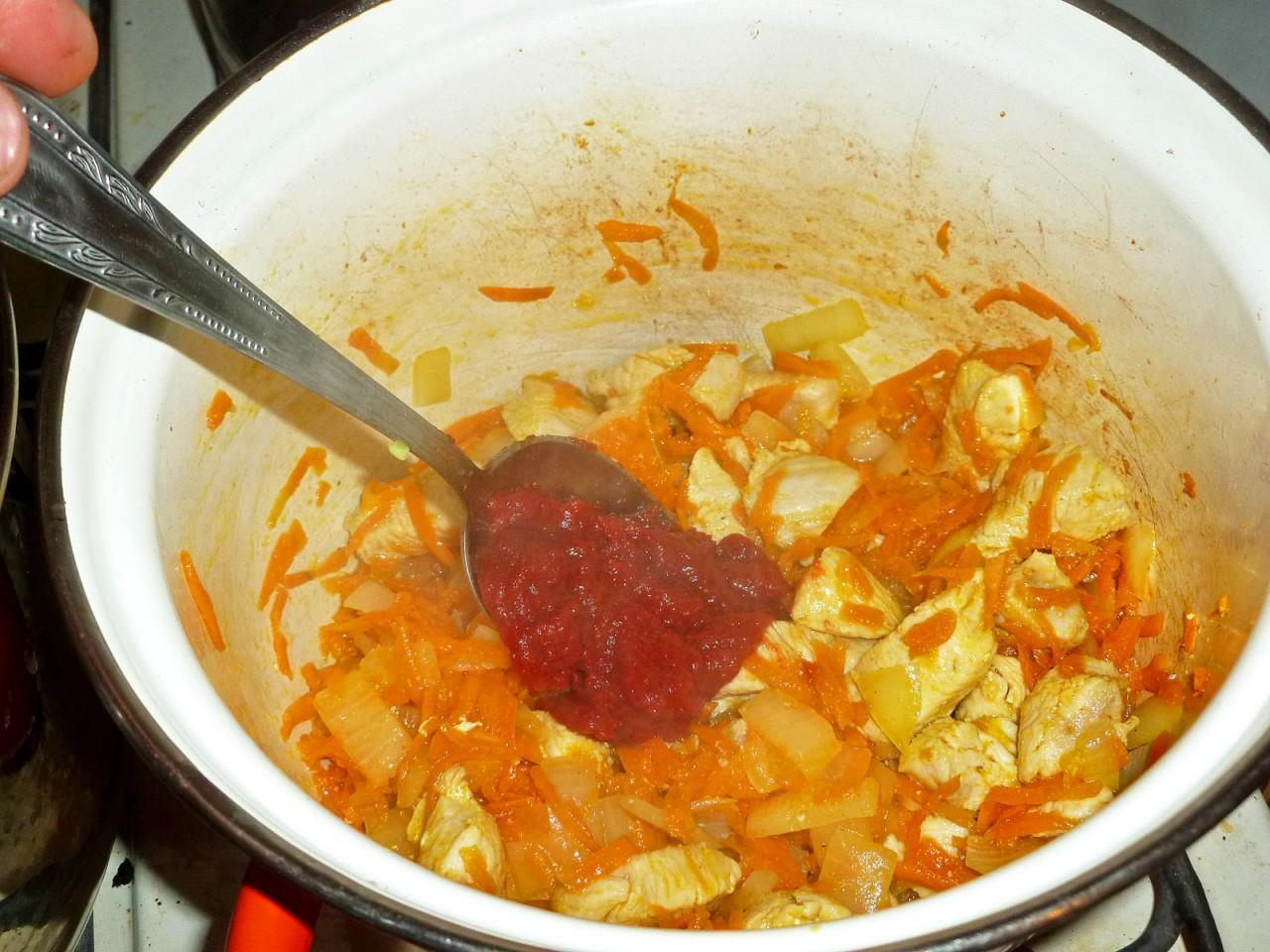 Шаг 9 приготовления Тушеная капуста с курицей и морковью в кастрюле
