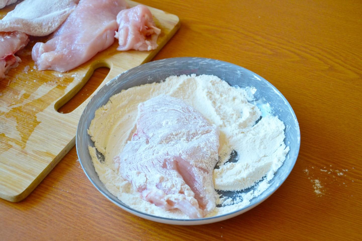 Шаг 4 приготовления Жареное куриное филе на сковороде с лимоном и зеленью