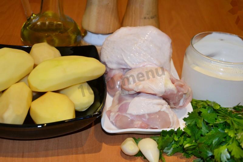Шаг 1 приготовления Курица запеченная с картофелем с петрушкой под майонезом