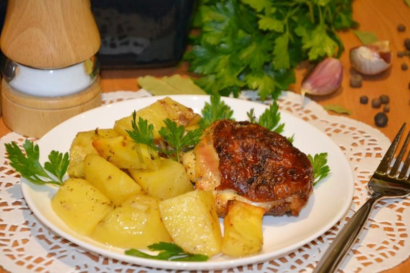 Шаг 9 приготовления Курица запеченная с картофелем с петрушкой под майонезом
