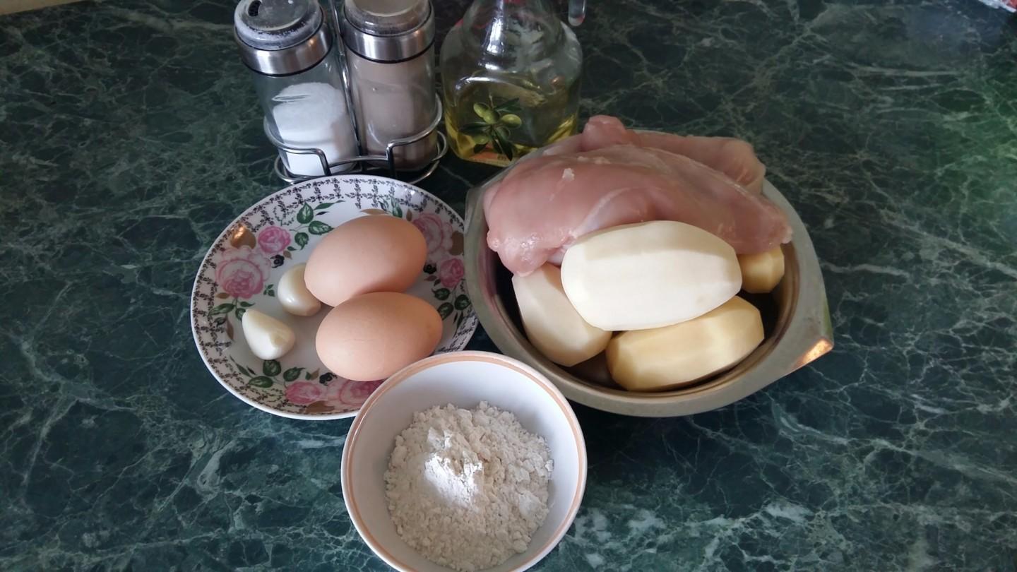 Шаг 1 приготовления Картофельно-куриные оладьи