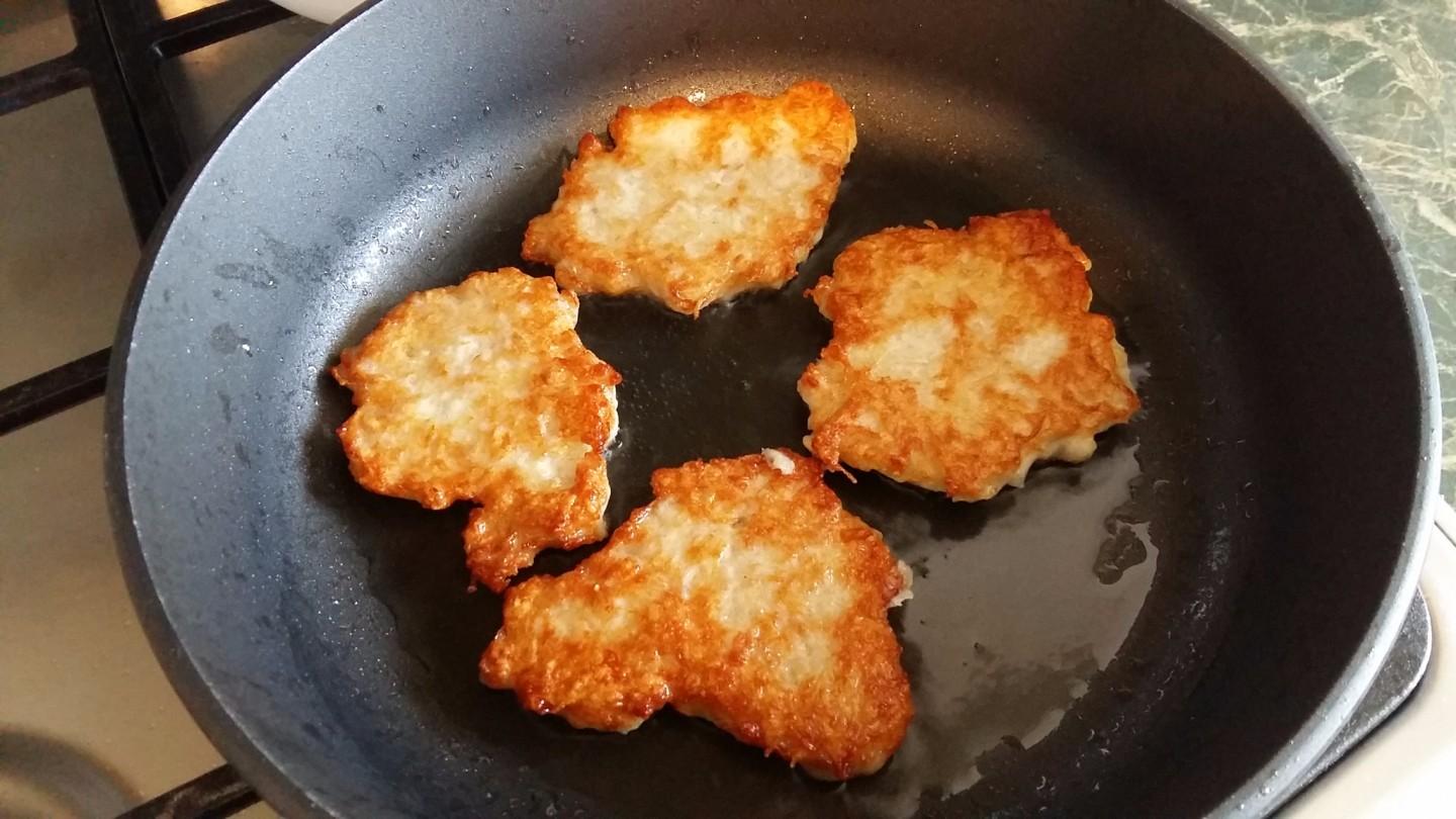 Шаг 6 приготовления Картофельно-куриные оладьи