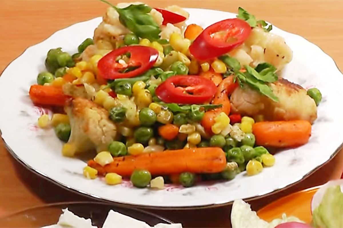 Обложка рецепта Замороженная фасоль с кукурузой и зеленью на сковороде