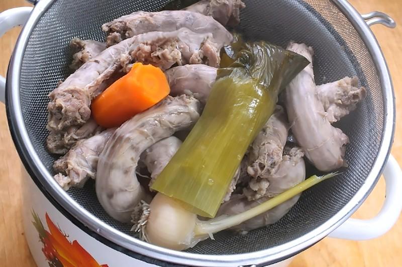Обложка рецепта Вареные куриные шеи