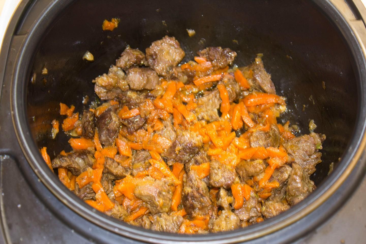 Шаг 13 приготовления ПП Гречка с мясом и морковью в мультиварке