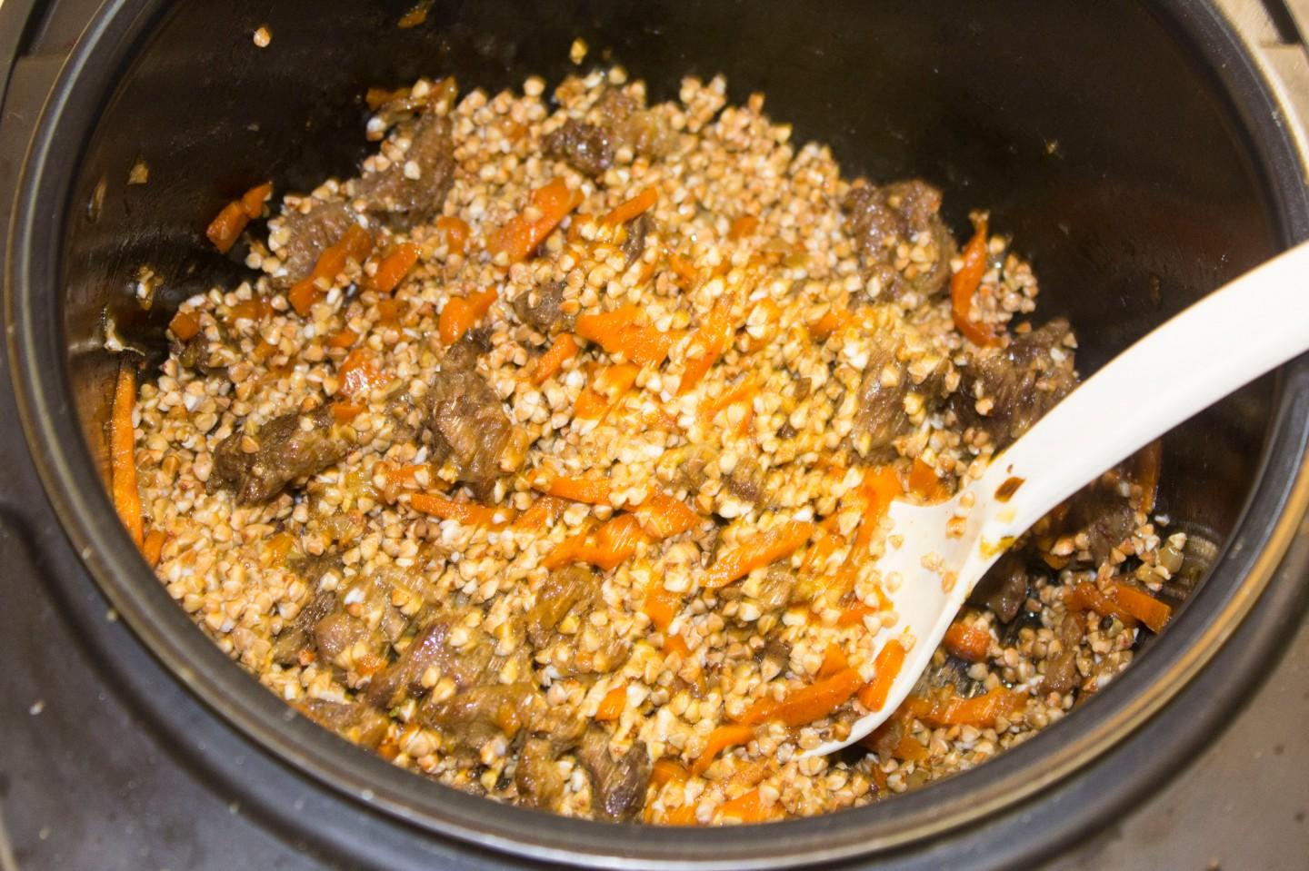 Шаг 14 приготовления ПП Гречка с мясом и морковью в мультиварке