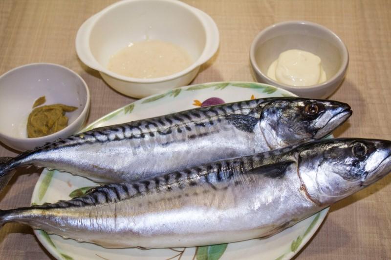 Шаг 1 приготовления Скумбрия запеченная с хреном майонезом и горчицей