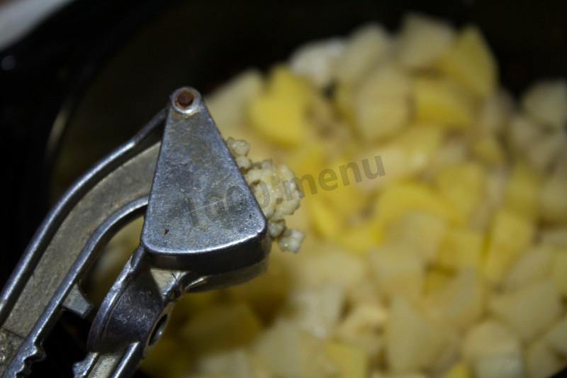 Шаг 17 приготовления Картошка с говядиной и морковью в мультиварке