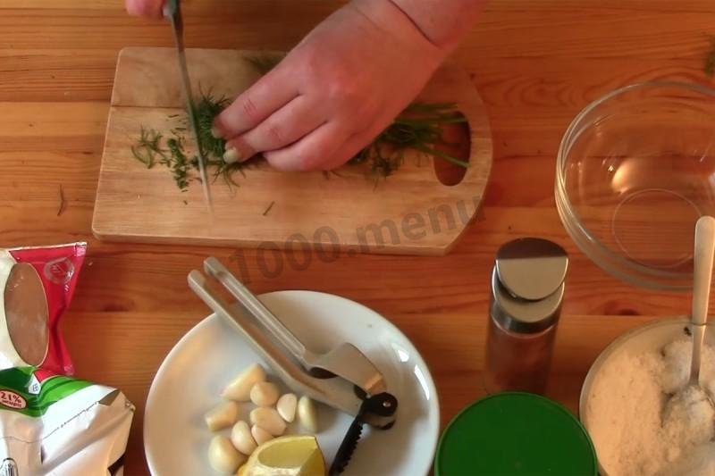 Шаг 10 приготовления Курица на бутылке запеченная с лимонами и розмарином