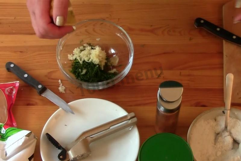 Шаг 11 приготовления Курица на бутылке запеченная с лимонами и розмарином