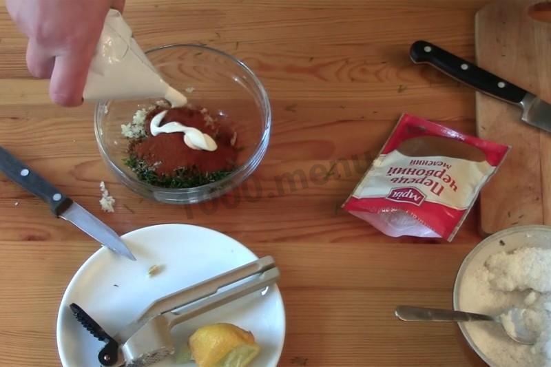 Шаг 12 приготовления Курица на бутылке запеченная с лимонами и розмарином