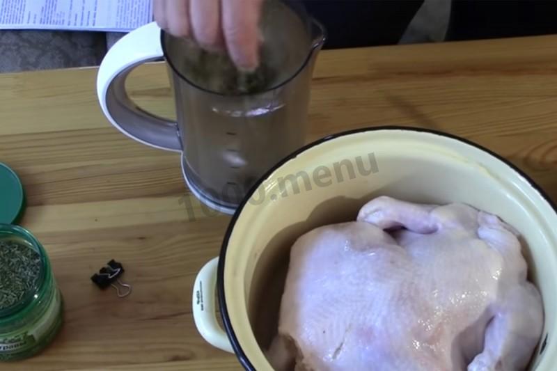Шаг 2 приготовления Курица на бутылке запеченная с лимонами и розмарином