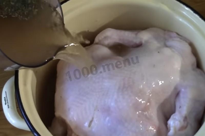 Шаг 3 приготовления Курица на бутылке запеченная с лимонами и розмарином