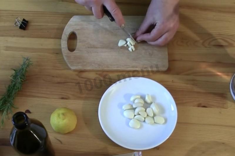 Шаг 4 приготовления Курица на бутылке запеченная с лимонами и розмарином