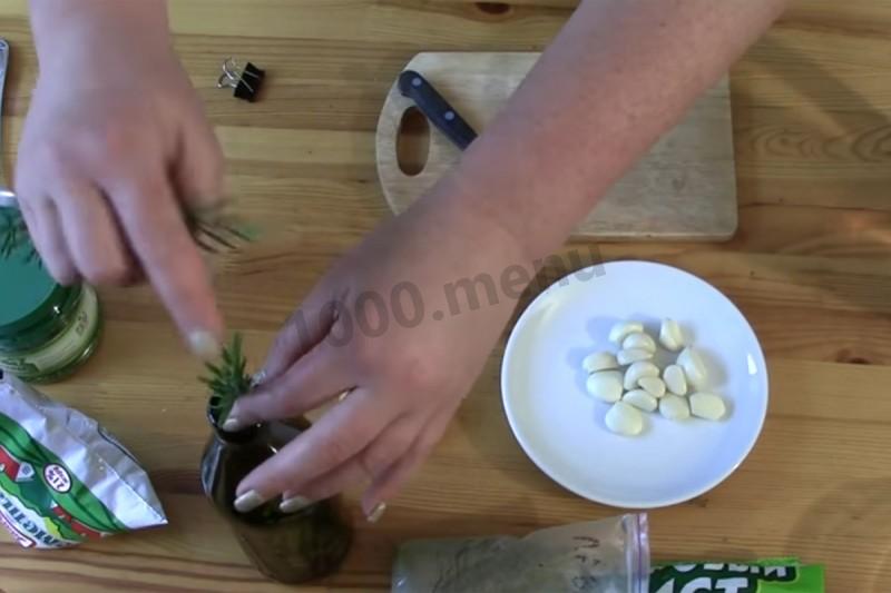 Шаг 5 приготовления Курица на бутылке запеченная с лимонами и розмарином