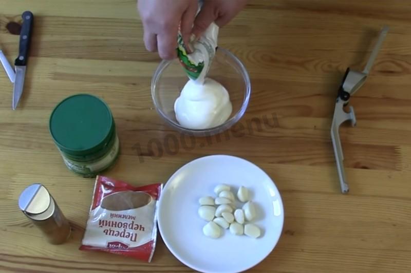 Шаг 6 приготовления Курица на бутылке запеченная с лимонами и розмарином