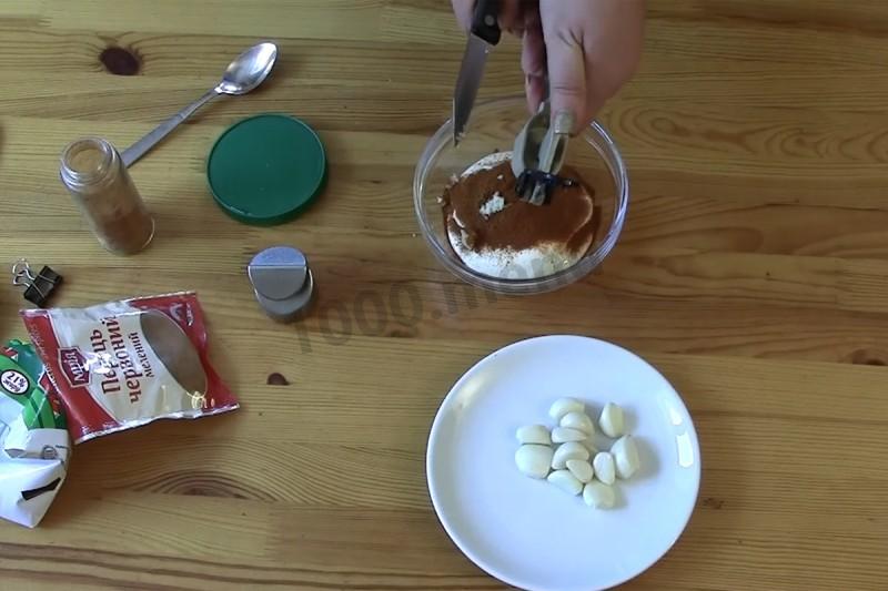 Шаг 7 приготовления Курица на бутылке запеченная с лимонами и розмарином