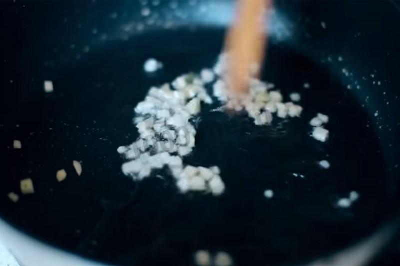 Шаг 5 приготовления Паста с морепродуктами сырно сливочная