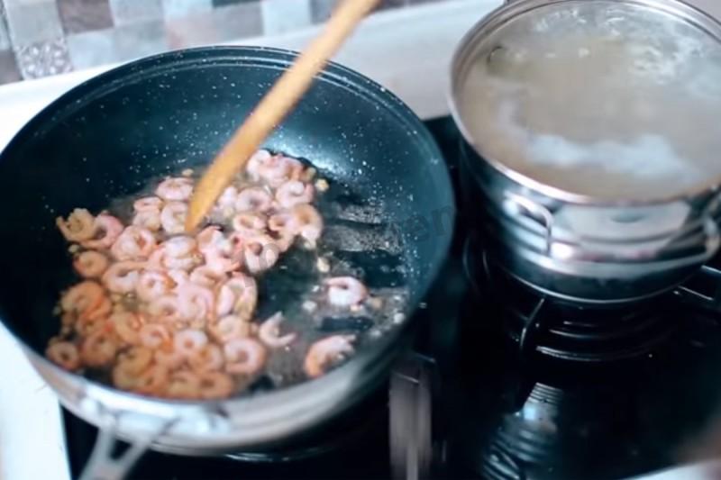Шаг 6 приготовления Паста с морепродуктами сырно сливочная