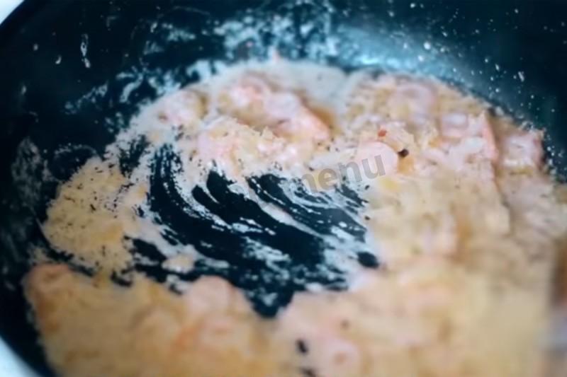 Шаг 7 приготовления Паста с морепродуктами сырно сливочная