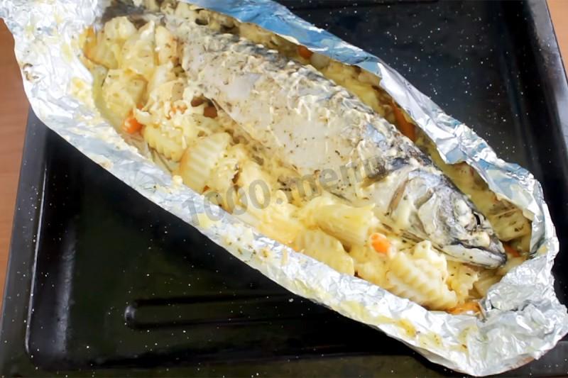 Шаг 10 приготовления Скумбрия с овощами в духовке в фольге запеченная