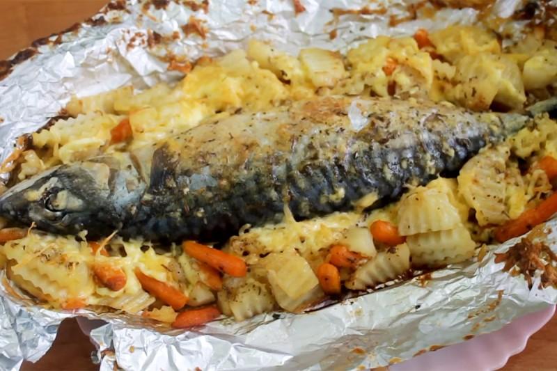 Шаг 11 приготовления Скумбрия с овощами в духовке в фольге запеченная