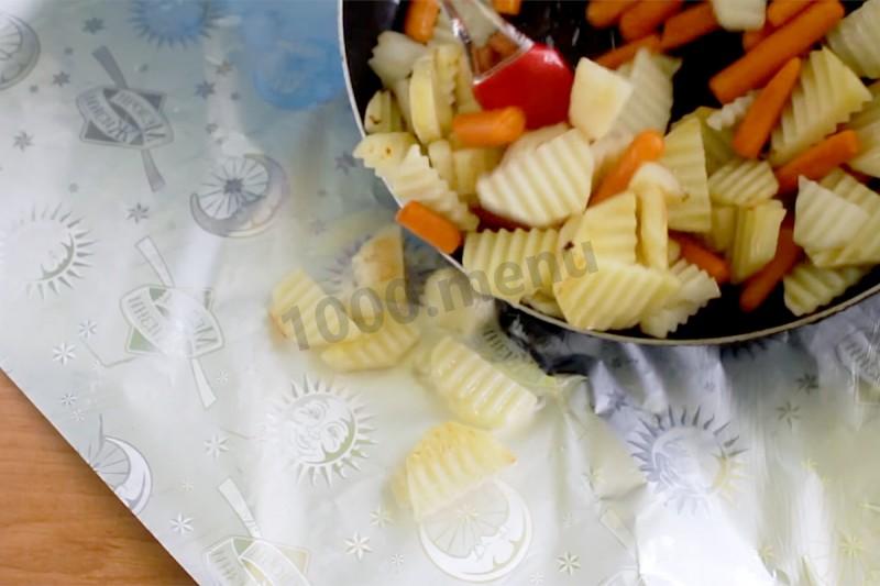 Шаг 4 приготовления Скумбрия с овощами в духовке в фольге запеченная