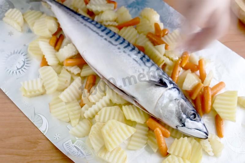 Шаг 5 приготовления Скумбрия с овощами в духовке в фольге запеченная