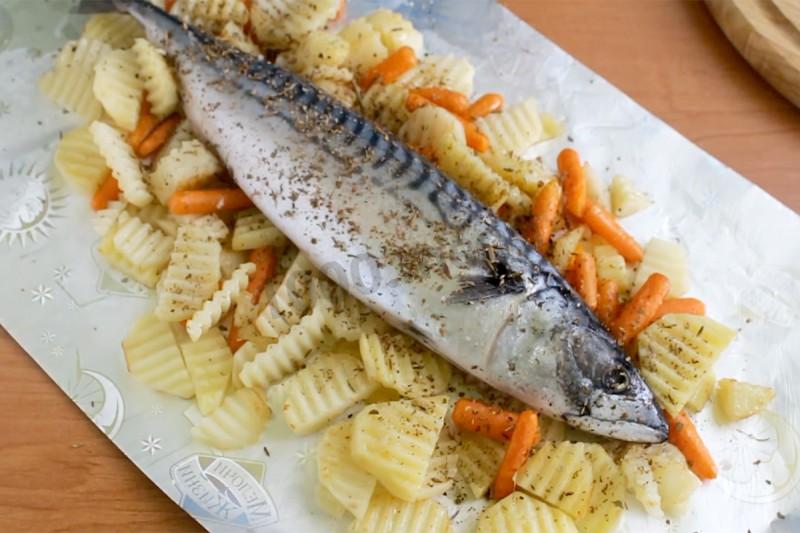 Шаг 6 приготовления Скумбрия с овощами в духовке в фольге запеченная