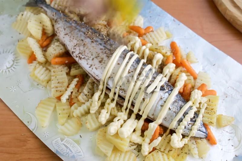 Шаг 7 приготовления Скумбрия с овощами в духовке в фольге запеченная