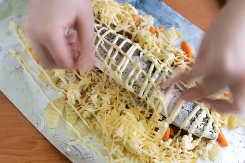 Шаг 8 приготовления Скумбрия с овощами в духовке в фольге запеченная