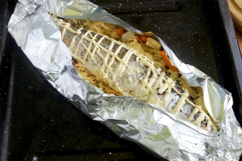 Шаг 9 приготовления Скумбрия с овощами в духовке в фольге запеченная