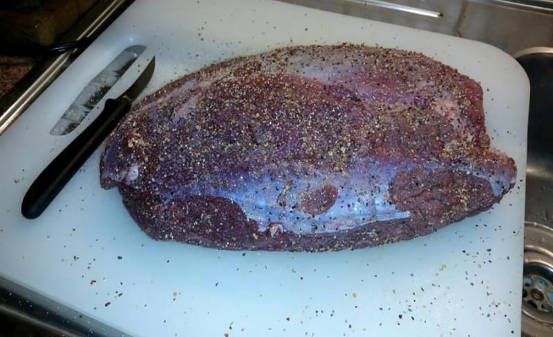 Шаг 1 приготовления Мясо лося с беконом в духовке