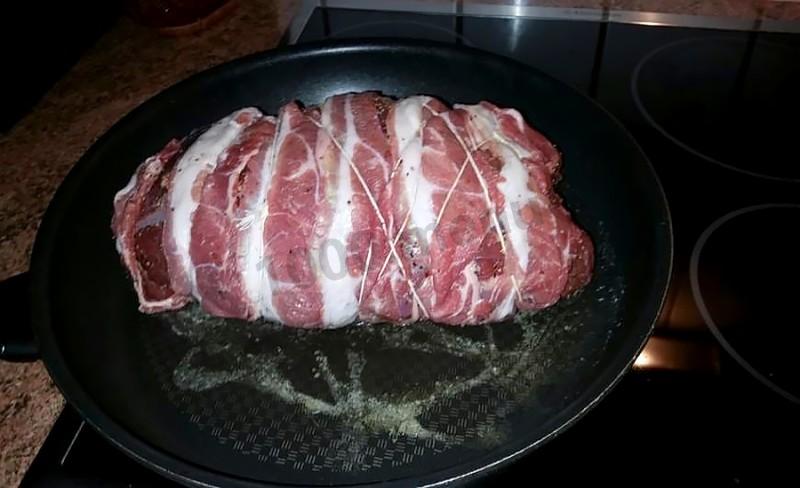 Шаг 3 приготовления Мясо лося с беконом в духовке