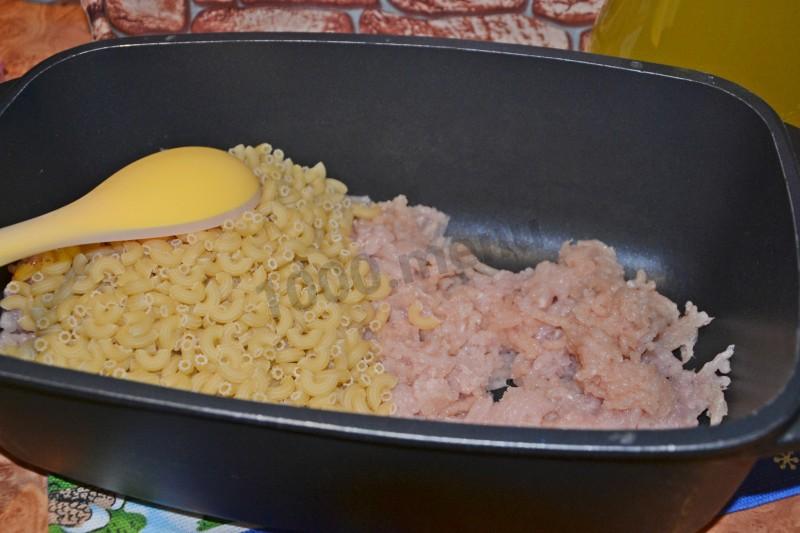 Шаг 3 приготовления Макароны с куриным филе в духовке просто и вкусно