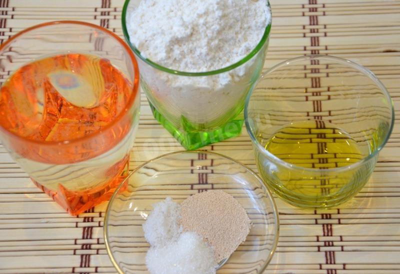 Шаг 1 приготовления Пицца с томатным соусом без мяса и колбасы