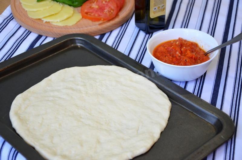 Шаг 11 приготовления Пицца с томатным соусом без мяса и колбасы
