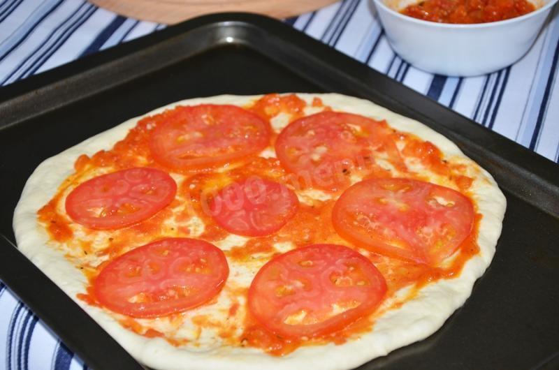 Шаг 12 приготовления Пицца с томатным соусом без мяса и колбасы