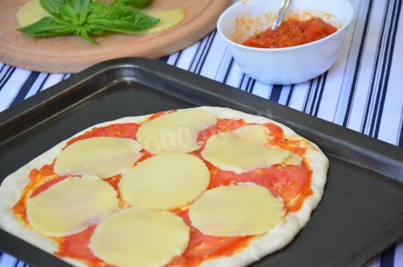 Шаг 13 приготовления Пицца с томатным соусом без мяса и колбасы
