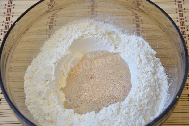 Шаг 2 приготовления Пицца с томатным соусом без мяса и колбасы
