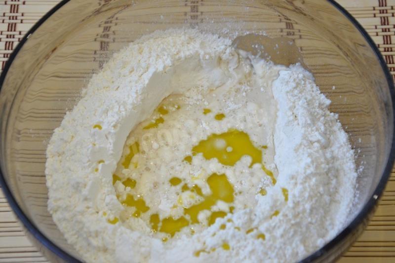 Шаг 3 приготовления Пицца с томатным соусом без мяса и колбасы