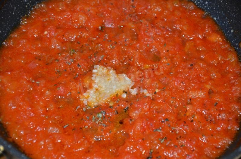 Шаг 8 приготовления Пицца с томатным соусом без мяса и колбасы