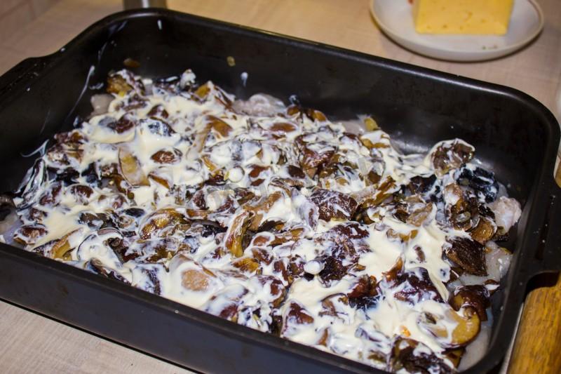 Шаг 12 приготовления Новогодние отбивные с сыром и грибами в духовке куриные